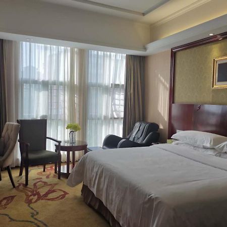 Vienna Hotel Chaozhou Plaza Exterior photo