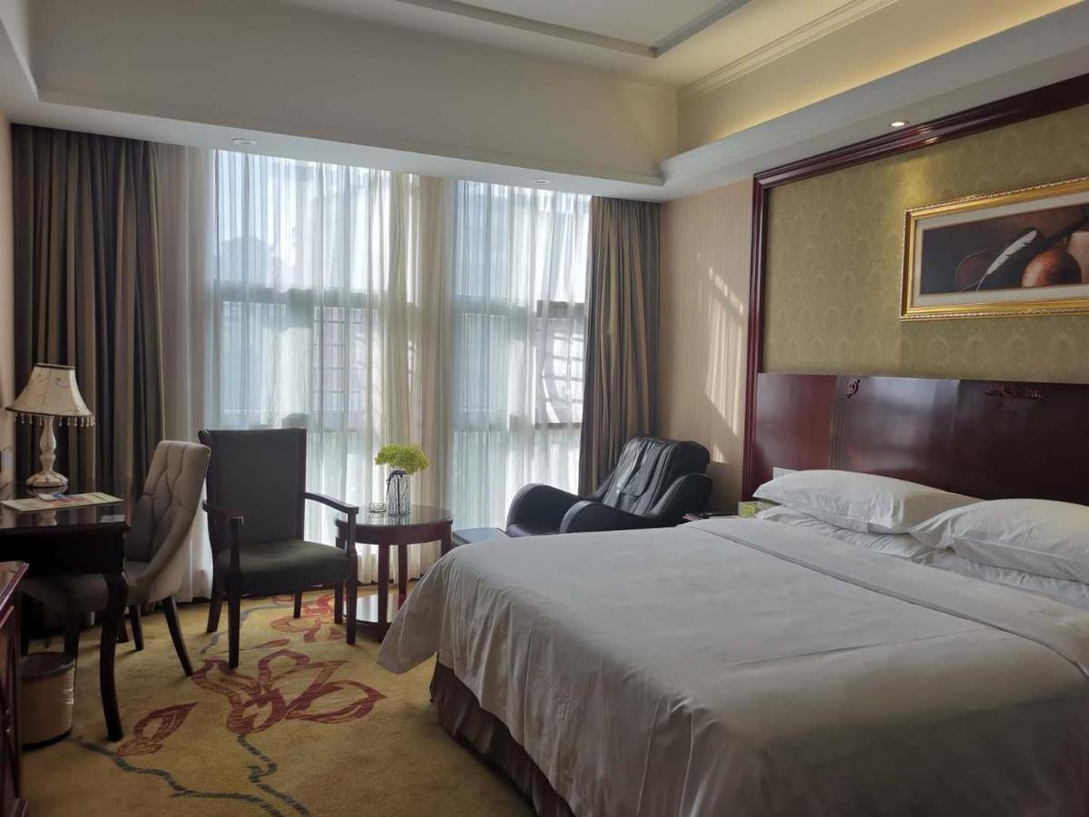 Vienna Hotel Chaozhou Plaza Exterior photo